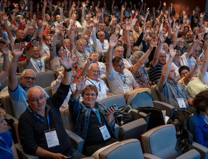 Vote à main levée des délégués des adhérents MNT lors de l'AG 2023 à Biarritz