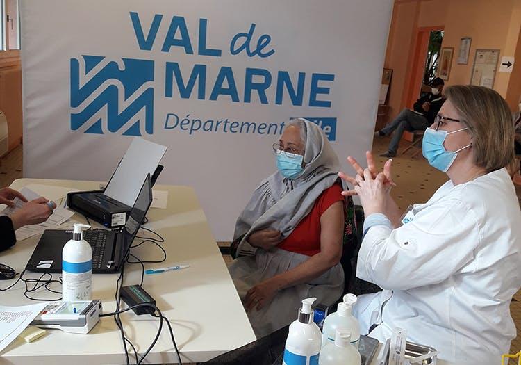 Isabelle Luneau, de la direction de la PMI-PS du conseil départemental du Val de Marne (CD94), dans une résidence autonomie lors de la campagne vaccinale en mars et avril 2021.